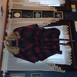 Winter cape with faux fur neckline